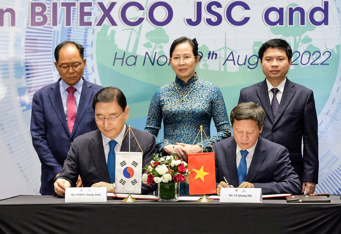 Photo of signing the MOU on Ha Nam Eco-Smart Urban Living Tomorrow City. The signing ceremony was held with key members attending the ceremony including Hyundai E&C CEO Yoon Young-Joon (front left) and Bitexco Chairman Hoi (front right). Photo of signing the MOU on Ha Nam Eco-Smart Urban Living Tomorrow City. The signing ceremony was held with key members attending the ceremony including Hyundai E&C CEO Yoon Young-Joon (front left) and Bitexco Chairman Hoi (front right).