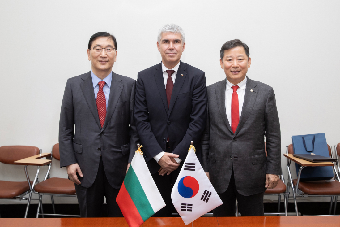 Yoon Young-Joon, President and CEO of Hyundai E&C (left), Vladimir Malinov, Bulgaria’s Minister of Energy (center), and Lee Chul-gyu, Chairman of the National Assemblys Trade, Industry, Energy, and SMEs Committee (right) On Monday, September 2nd, Yoon Young-Joon, President and CEO of Hyundai E&C (left), Vladimir Malinov, Bulgaria’s Minister of Energy (center), and Lee Chul-gyu, Chairman of the National Assemblys Trade, Industry, Energy, and SMEs Committee (right), take a commemorative photo at Korea’s National Assembly.