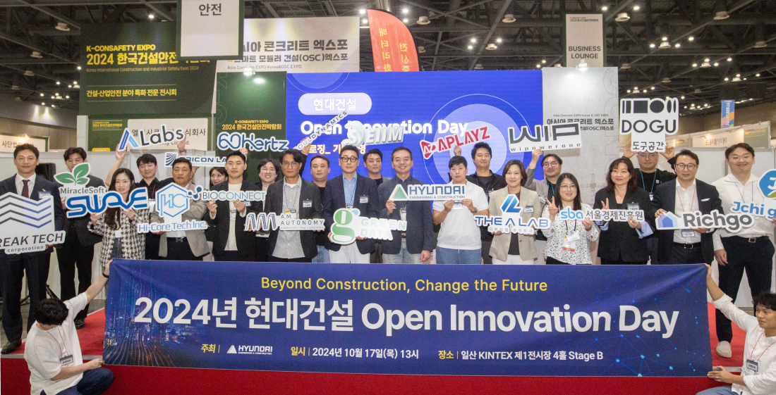2024 현대건설 오픈이노베이션 데이를 마치고 참석자들이 기념사진을 촬영하고 있다. PEAK TECH 안전 K-CONSAFETY EXPO 2024 한국건설안전 니아 콘크리트 엑스포 마트 모듬리 건설(OSC)텍스포 건설산업안전 높이 특화전문전시회 Labs 2024 식회사 60kertz 현대건설 Opention Day APLAYZ WIF ICON LA Miracle Soft SWAVE Hi-Core Tech Inc M BUSINESS LOUNGE DOGU 도구공간 HYUNDAI 500 서울경제진흥원 THE ALAB Ichig Richgo Beyond Construction, Change the Future 2024년 현대건설 Open Innovation Day 주희 ▲HYUNORI 일시 | 2024년 10월 17일(목) 13시 장소 | 일산 KINTEX 제1전시장 4홀 Stage B