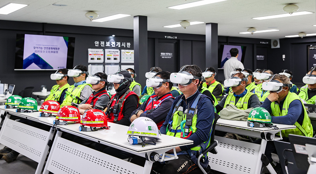 현장 근로자들이 ‘찾아가는 안전문화체험관’ 교육에 참여해 VR 장비를 활용한 체험형 콘텐츠로 안전교육을 받고 있다. 현장 근로자들이 ‘찾아가는 안전문화체험관’ 교육에 참여해 VR 장비를 활용한 체험형 콘텐츠로 안전교육을 받고 있다.